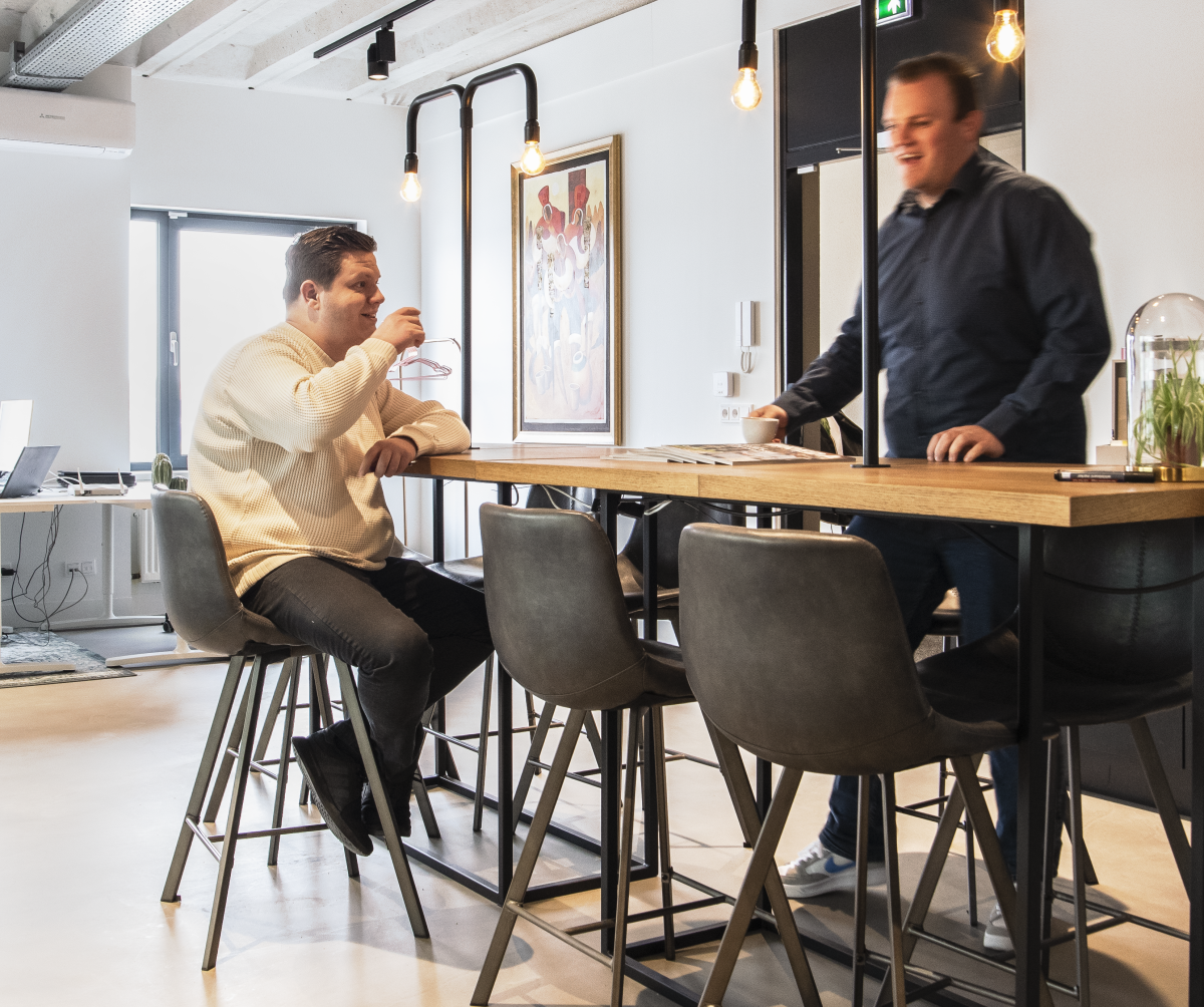 Wordpress developer GetBright zit aan tafel.