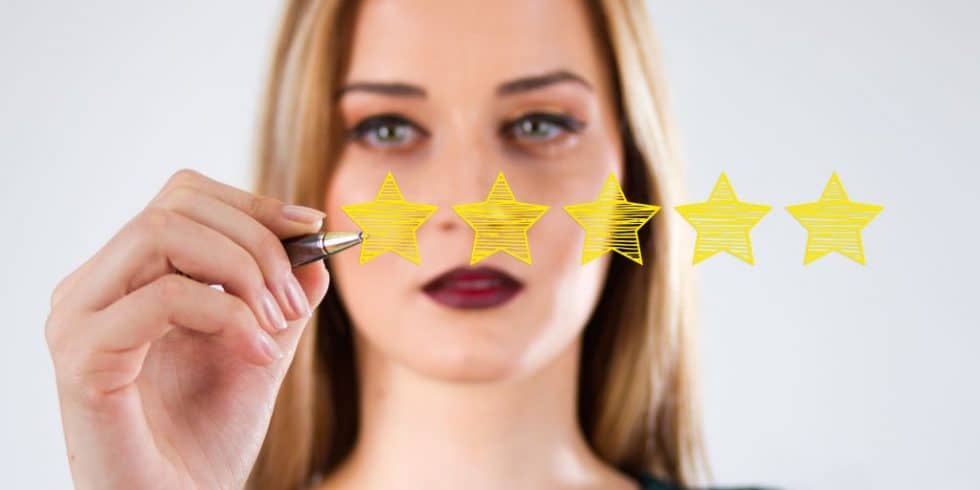 Vrouw tekent met pen vijf gele sterren