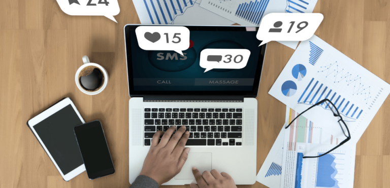 Laptop met social media notificaties en marketingstatistieken voor online marketing.
