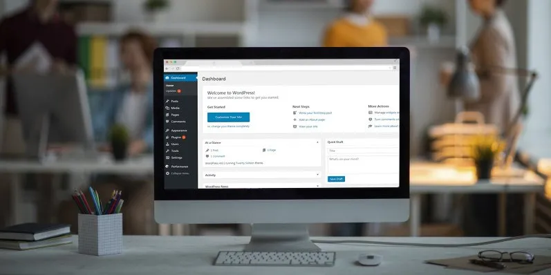 WordPress op computerscherm met kantoor op de achtergrond.