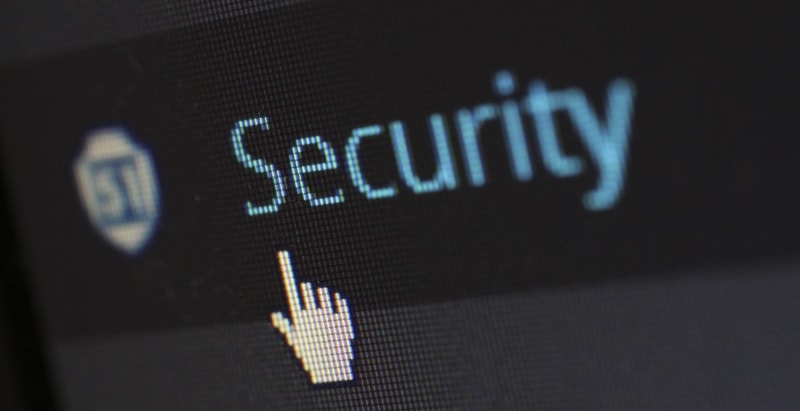 Security melding voor website beveiliging op computerscherm.