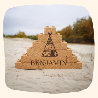 Foto is geplaatst met de blokkenpriramide van kurk met de naam benjamin