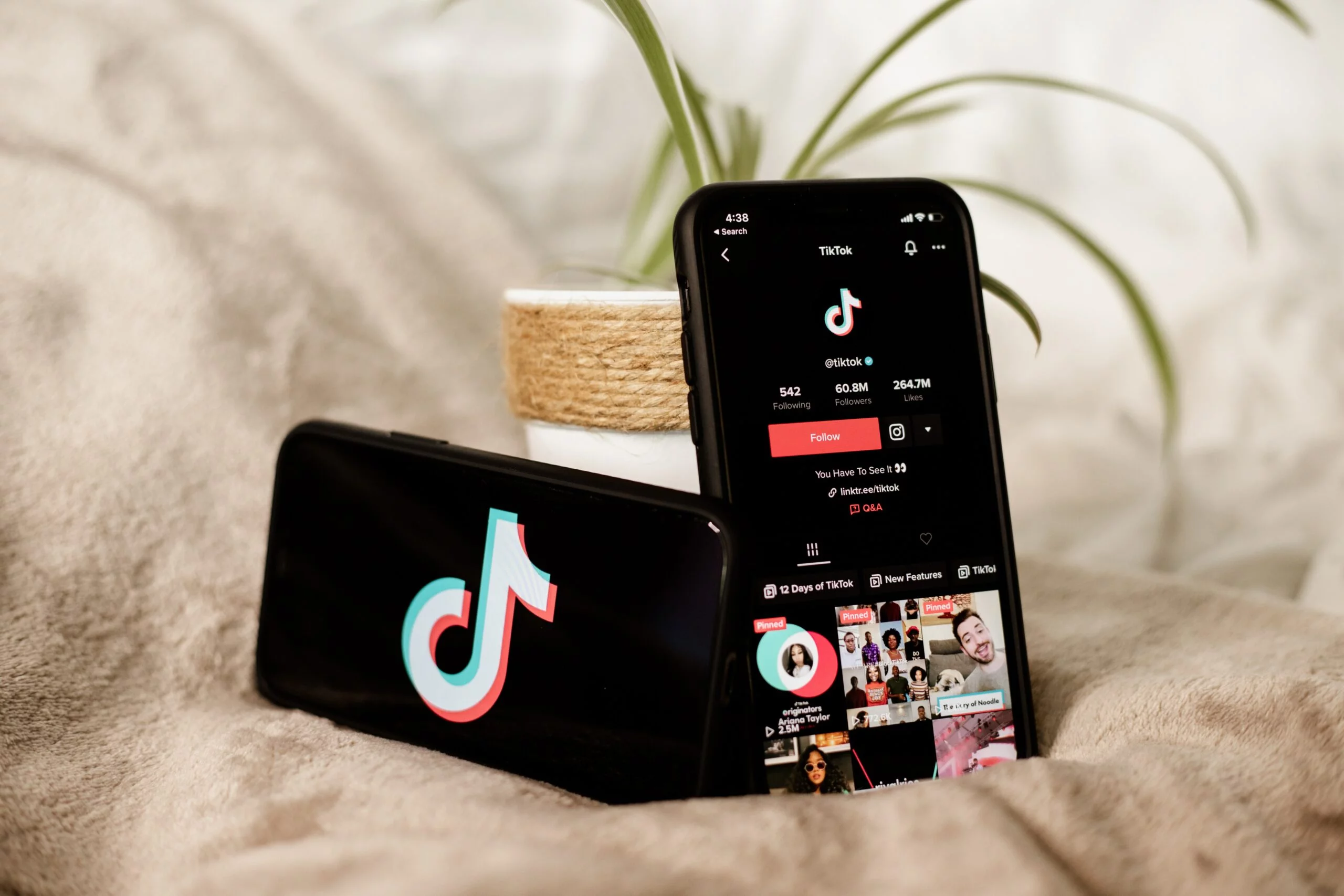 Smartphones met TikTok app en TikTok profielpagina op het scherm.