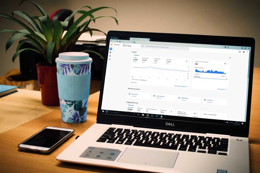 Google Analytics dashboard op laptop met statistieken over websiteverkeer en online marketing.