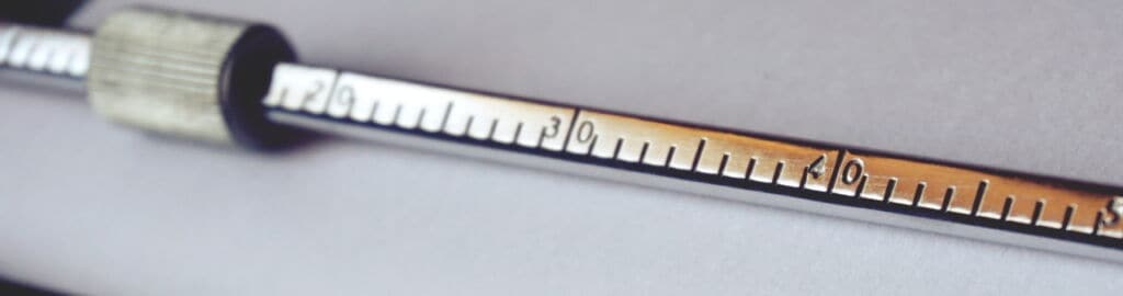 Meetinstrument met schaalverdeling voor het analyseren en meten van resultaten.