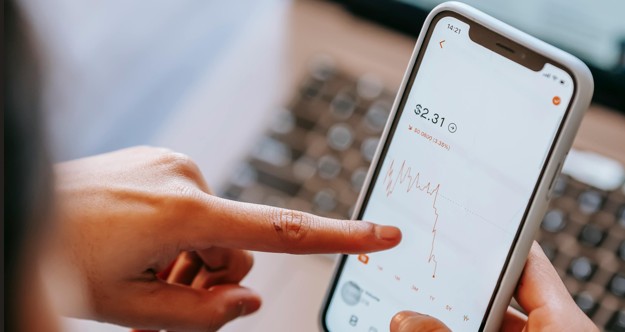 Smartphone met grafiek van dalende ROAS in Google Ads Performance Max campagne.