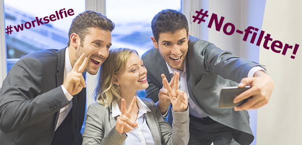 Drie collega's maken samen een selfie met de hashtags workselfie en no-filter