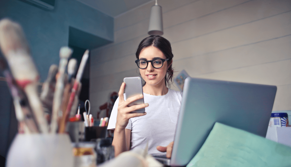 Vrouw met penselen maakt native video.